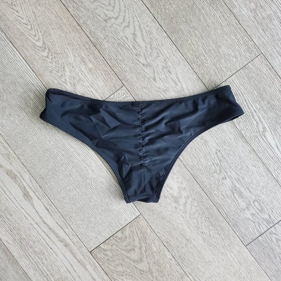 Hollister - Black Ruched Bikini Bottoms NWOT - Small - Picture 2 of 4